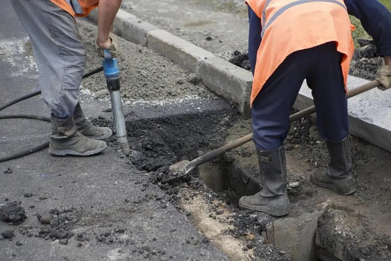 Aszfalt bontás légkalapáccsal szegély mellett