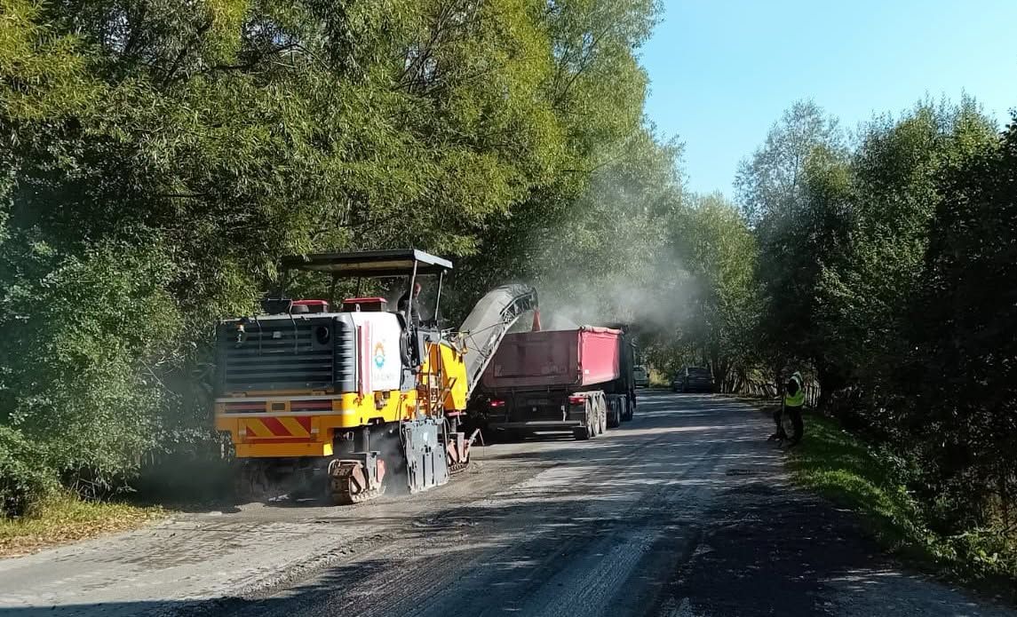 Aszfaltmarás hidegmaróval, a mart anyag billencsre kerül