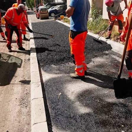 Járda aszfaltozás kézi terítéssel szegélykő mellett