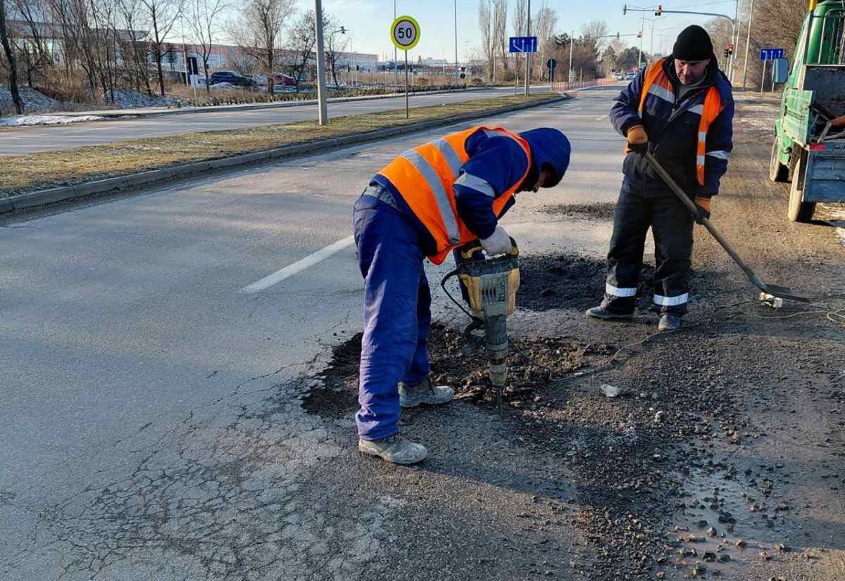 Kátyú kibontása bontókalapáccsal városi úton