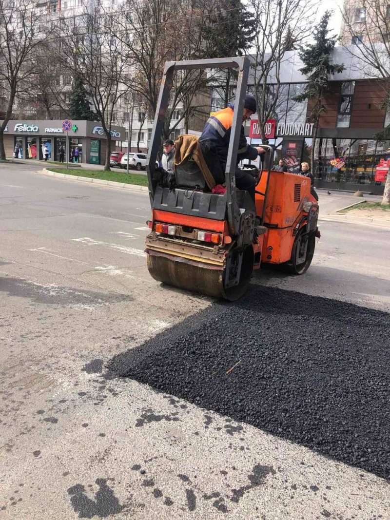 Aszfaltfolt hengerelése kis úthengerrel
